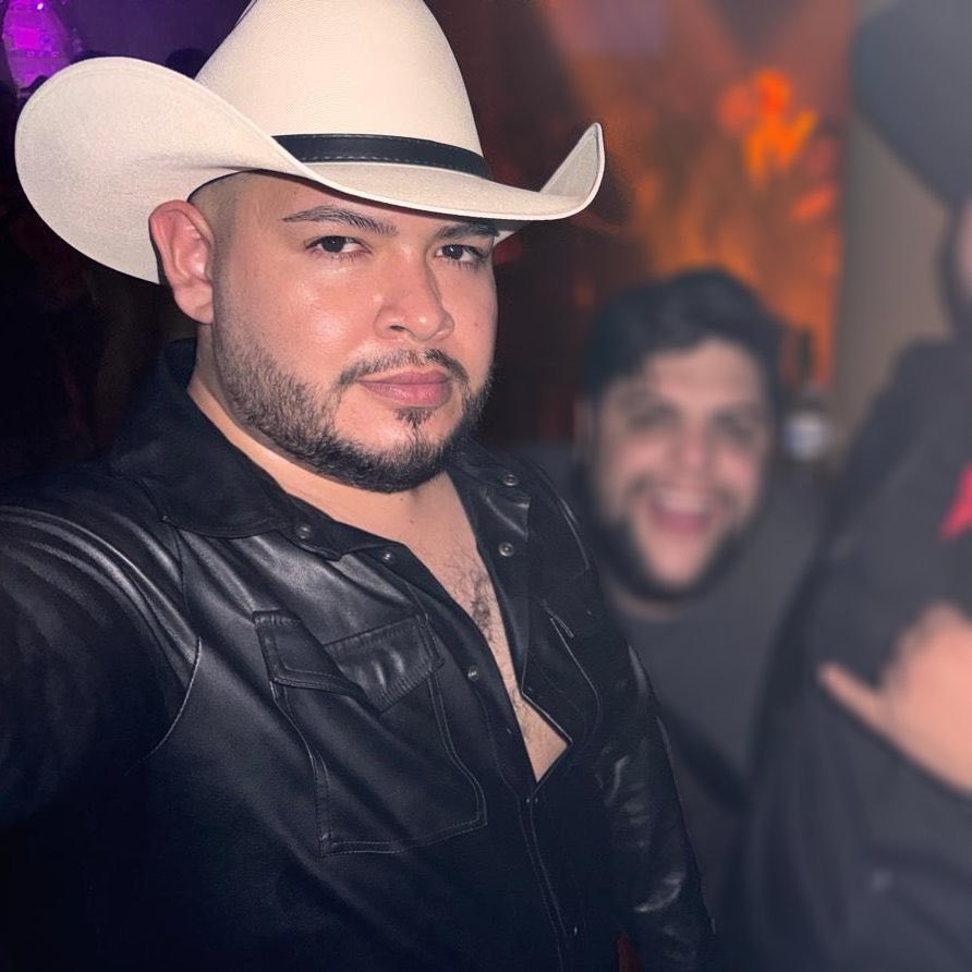 Ruomers's tweet photo. Por la mañana seré el mismo de siempre, pero esta noche no. #gay #gaygdl #gaysingle #bearmex #vaquero #vaquerocondado https://t.co/0fVtSD2cmf