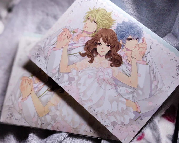 私が一番推してるのかないおえま三人ルートなので…あの…2ndの三人白衣装実質結婚表紙絵が好きで好きでぇ……………、これはそれのポストカードファイルがなぜか二つ出てきたもの。過去の私にとっても二つ買うほどだったってわけ
