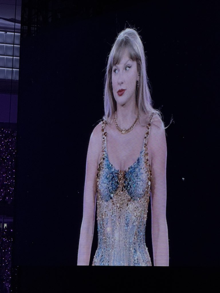 My emotional support pop star is here! #VancouverTSTheErasTour