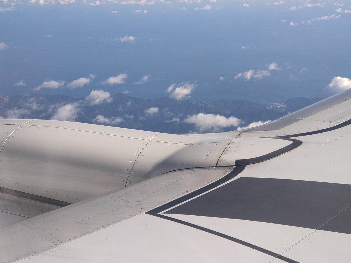 四国上空です。
関空に向けて降下中です。