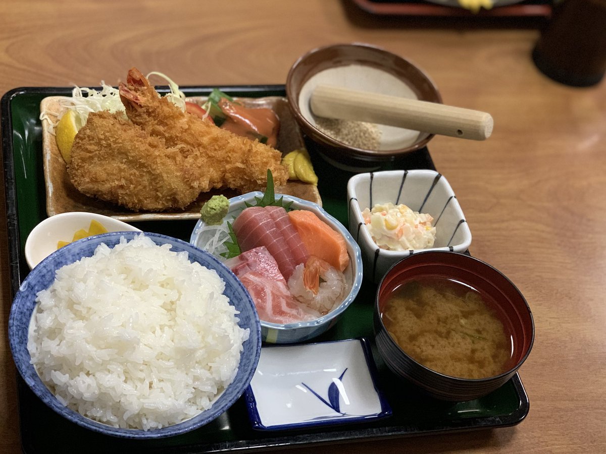 skri_kuhi's tweet photo. 地方ロケハンはご飯が楽しみで仕方がない😋

残り1日の撮影
無事に撮りきれることを祈って...
いただきます！！

クラファンもよろしくお願いいたします🙏
⬇️
要チェック！映画『釣られた埋蔵金』支援プロジェクト @motiongallery https://t.co/yckTkXvwtx

 #釣られた埋蔵金
 #映画 #撮影 #ロケ https://t.co/TFRc3uTXZt