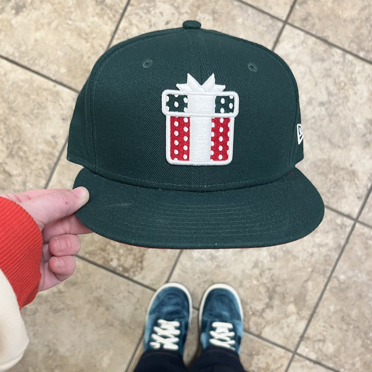 jaylaw22's tweet photo. 342/366
#kicksandfits #kicksandcaps #nikedunks #nikedunklows #christmasdunks #fittedroyalty #teamfitted #fhsocietyig #neweracap #newera #59fifty #flyyourownflag #committedtothefitted #ladiesrockfitteds #hypebeastkc #hotd #hatoftheday #fotd #kotd #rockyourkicks #uhc18 https://t.co/wOTItZ9pX8