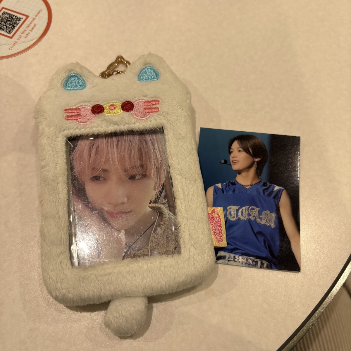 &amp;TEAM 交換　セカナン　エキシビジョン
ステッカー　グッズ

譲）ケイ　K
求）ユウマ　YUMA

手渡し（本日のみ）or 郵送📮

ただいま梅田の&amp;TEAMカフェにおります！
お心当たりのある方はよろしくお願いします🙇‍♀️