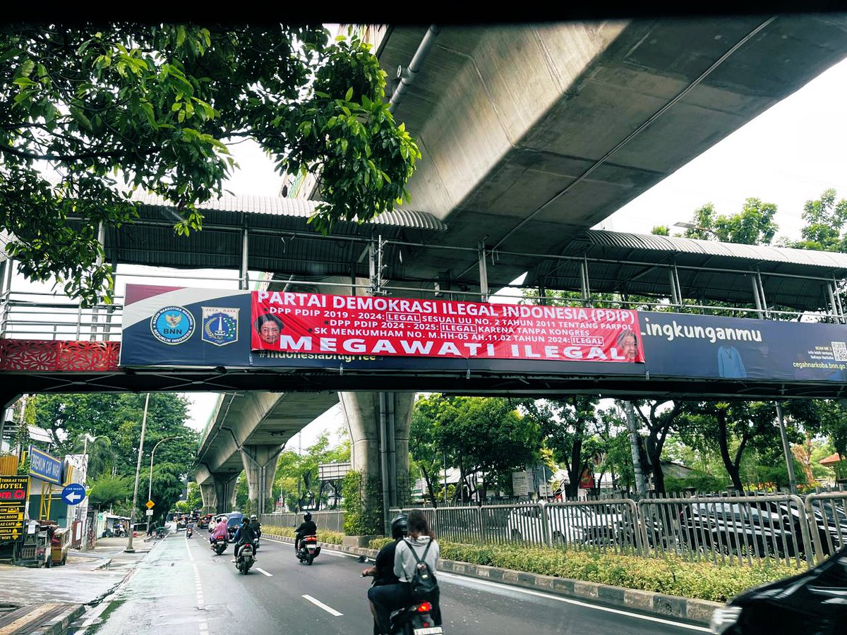 1 hari stlh Mulyono disuruh pulangin KTA, timbullah spanduk ini 🤧

PDIP khususnya bu Mega sdh khatam dihantam dr zaman Soeharto nyet <a href="/jokowi/">Joko Widodo</a> 
Tanpa PDIP lu bukan siapa2, itu FAKTA !
Elu maju Walkot TANPA PDIP pun juga gak akan bisa dan partai mana yg mau usung lu wkt itu ??