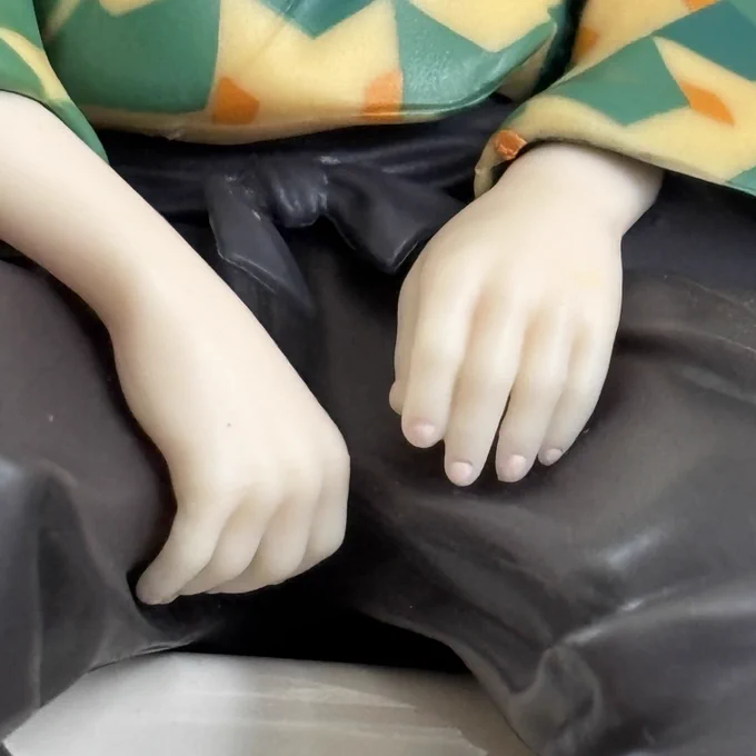 手の表情が良いです!こういう細かいところ抜く時埋まりがちだと思うんですけどこんな綺麗に抜けるんですね〜爪に色付いてる気がします!気のせい? 逆に髪は結構荒いんですけど引きで見ると造形自体は悪くないですね