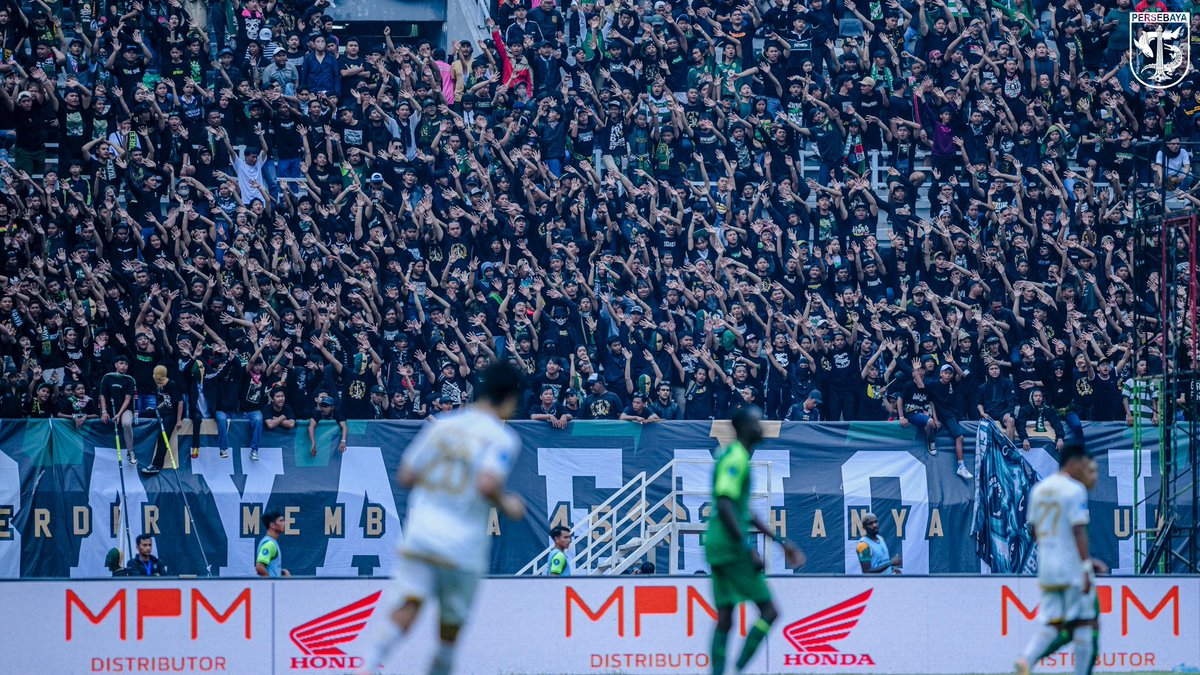 persebayaupdate's tweet photo. Alhamdulillah…

Terima kasih dukungannya Bonek-Bonita, tiga poin untuk kalian. Suara kalian di Gelora Bung Tomo menjadi energi ekstra bagi seluruh tim Persebaya.

Perjalanan masih panjang, jangan lelah untuk terus mendukung kami. Sampai jumpa di GBT Rabu lusa, 11 Desember 2024. Laga lawan Persik juga harus diperjuangkan.

Jadilah PEMAIN KE-12…!

WANI…! 

#Persebaya
#Bonek
#Blessin97ourney
#Footballforhumanity
