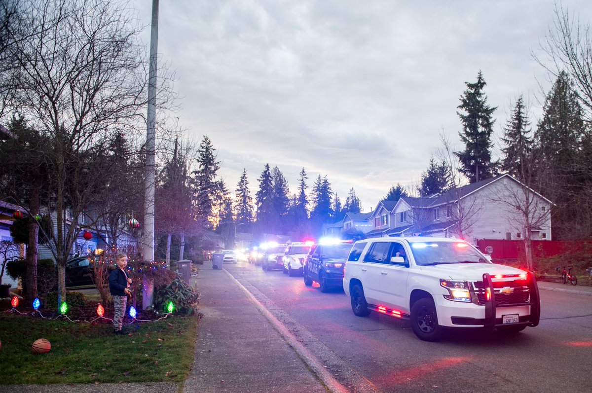 SouthSnoFire's tweet photo. @millcreekpd and South County firefighters, along with several other first responders from Snohomish County, organized a last-minute birthday parade for 12-year-old Cameron, who has recently been diagnosed with stage 4 cancer. @SnoRegionalFire @SnoCoSheriff https://t.co/yzB1JkLhIA
