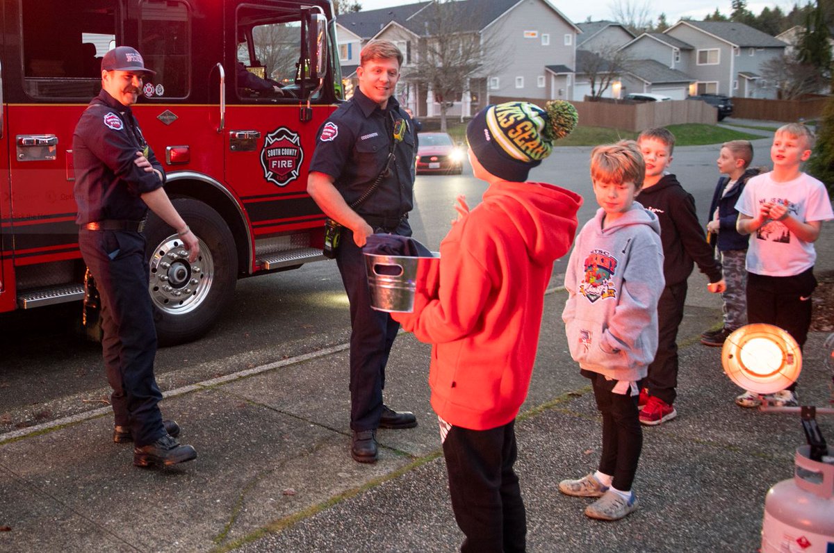 SouthSnoFire's tweet photo. @millcreekpd and South County firefighters, along with several other first responders from Snohomish County, organized a last-minute birthday parade for 12-year-old Cameron, who has recently been diagnosed with stage 4 cancer. @SnoRegionalFire @SnoCoSheriff https://t.co/yzB1JkLhIA