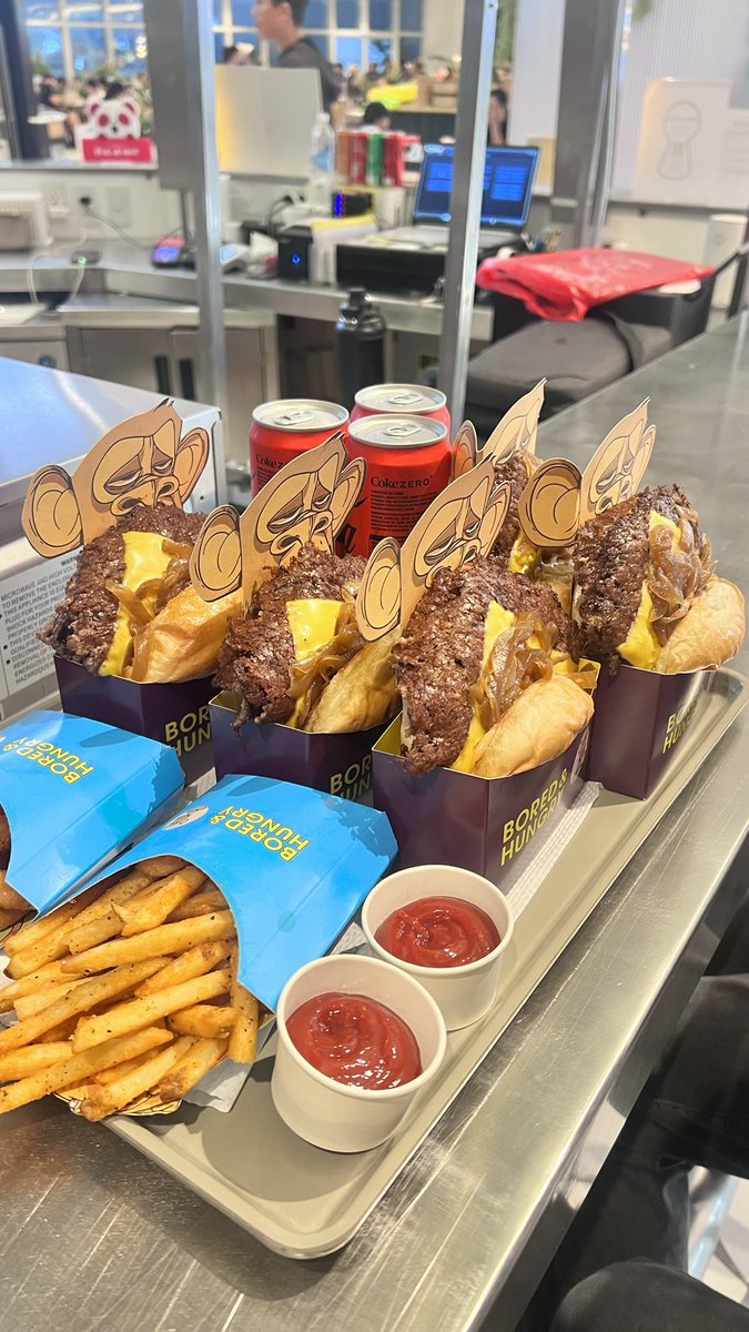 Xis_NFT's tweet photo. Good food, Good Life 🤸

Thanks @BorednHungry and @jbondwagon  🍔 https://t.co/uMMaFDTHC6