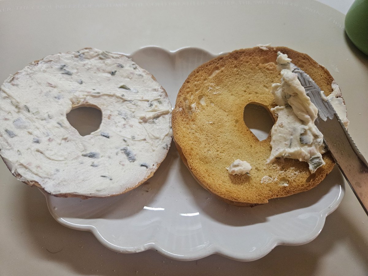 베이글 개존맛....근데 바삭한 베이글은 더 존맛...
이해 못하는 사람도 있겠지만 ㅋㅋㅋㅋㅋ
난 쫄깃 폭신한거보다 바삭한게 좋더라