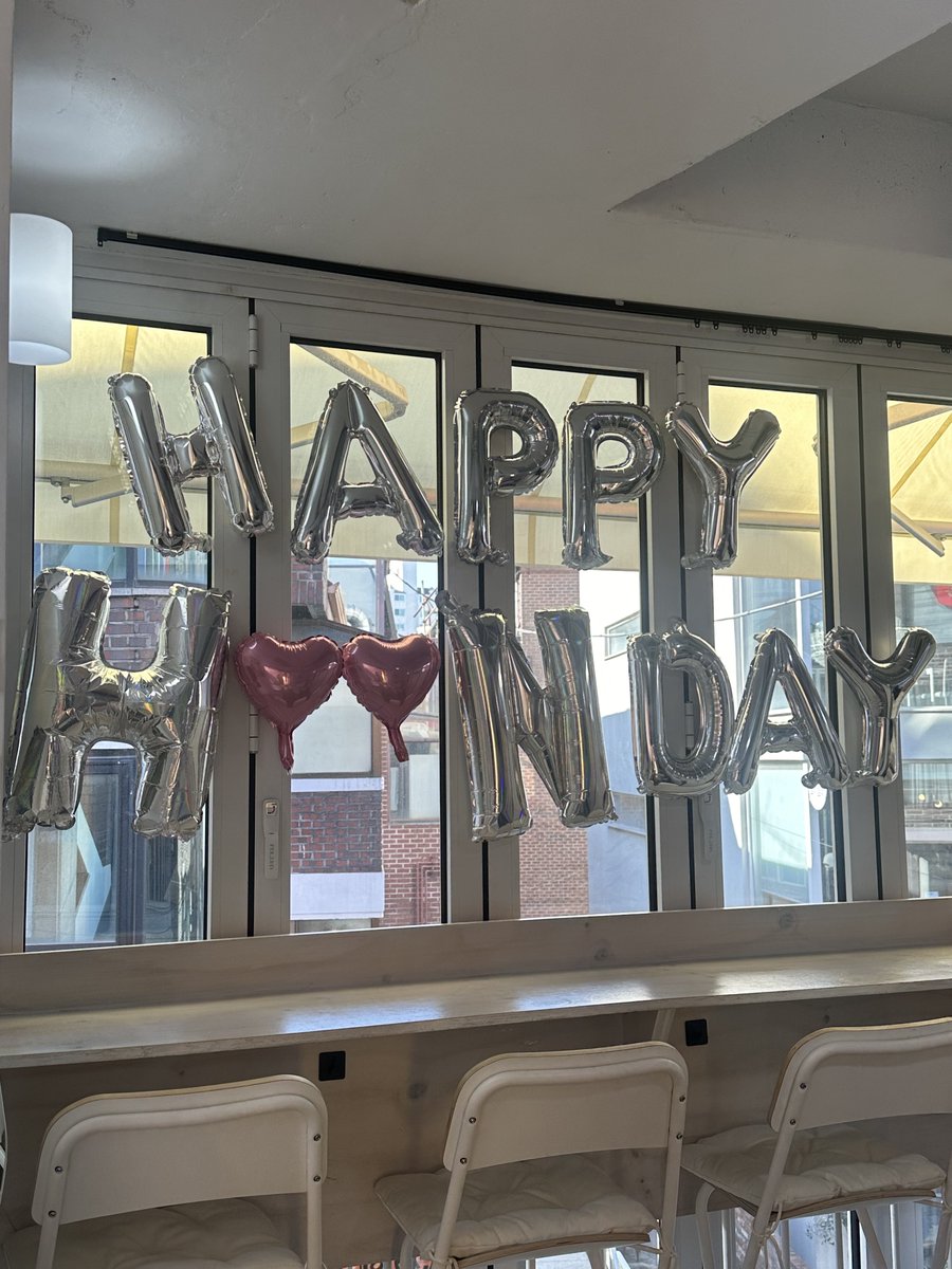 2일차 카페 오픈💙
성훈이의 생일 당일인만큼 많은 방문 부탁드립니다!
디피되어있는 티셔츠, 틴케이스, 키링은 럭키드로우를 통해 받아가실 수 있습니다💙
또 럭키드로우 테이블에서 나눔도 함께 진행중이니 오셔서 자유롭게 두고가시고, 가져가세요!

#어린왕자_성훈이의_불시착