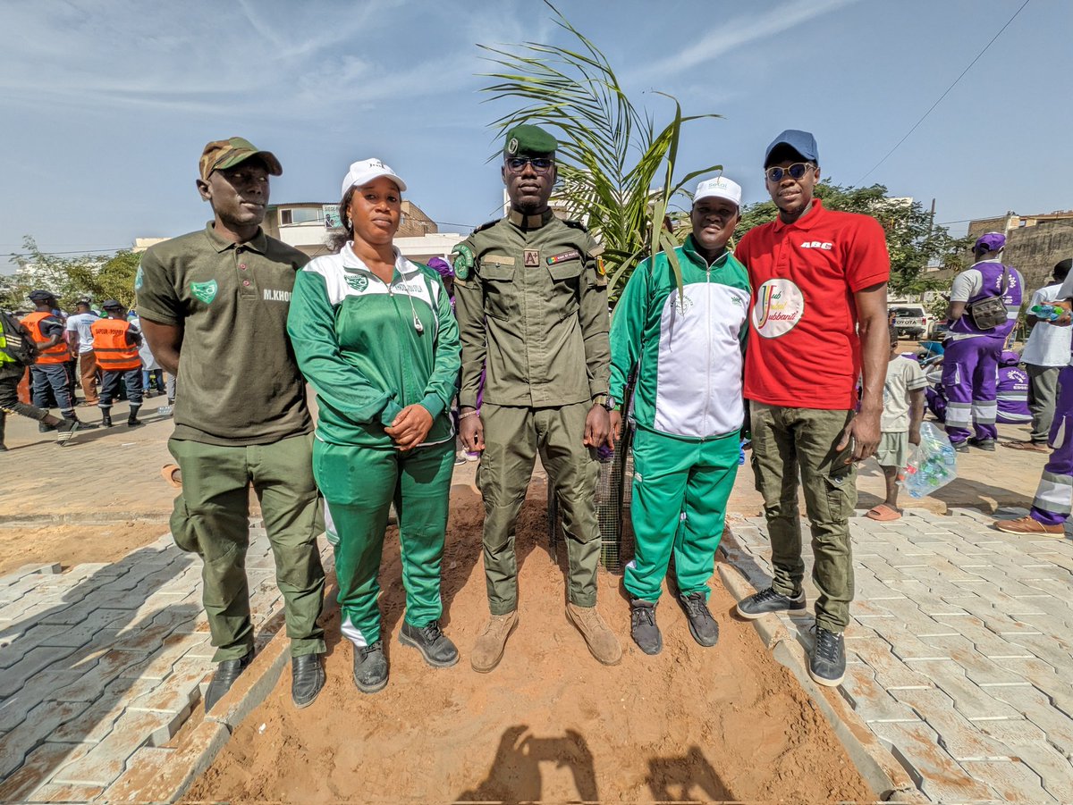 ABG_49's tweet photo. Un arbre🌴 planté à l'occasion de mon Anniversaire 🎂🙂🎉.
Alhamdoulila 1 an de plus, fêté avec les participants de la Journée de #SetalSunuRew aujourdhui à Keur massar.
Amiine et merci pour les prières 🙏🏾.
@ABG_49 🌱🇸🇳 https://t.co/zaEIysHAtV