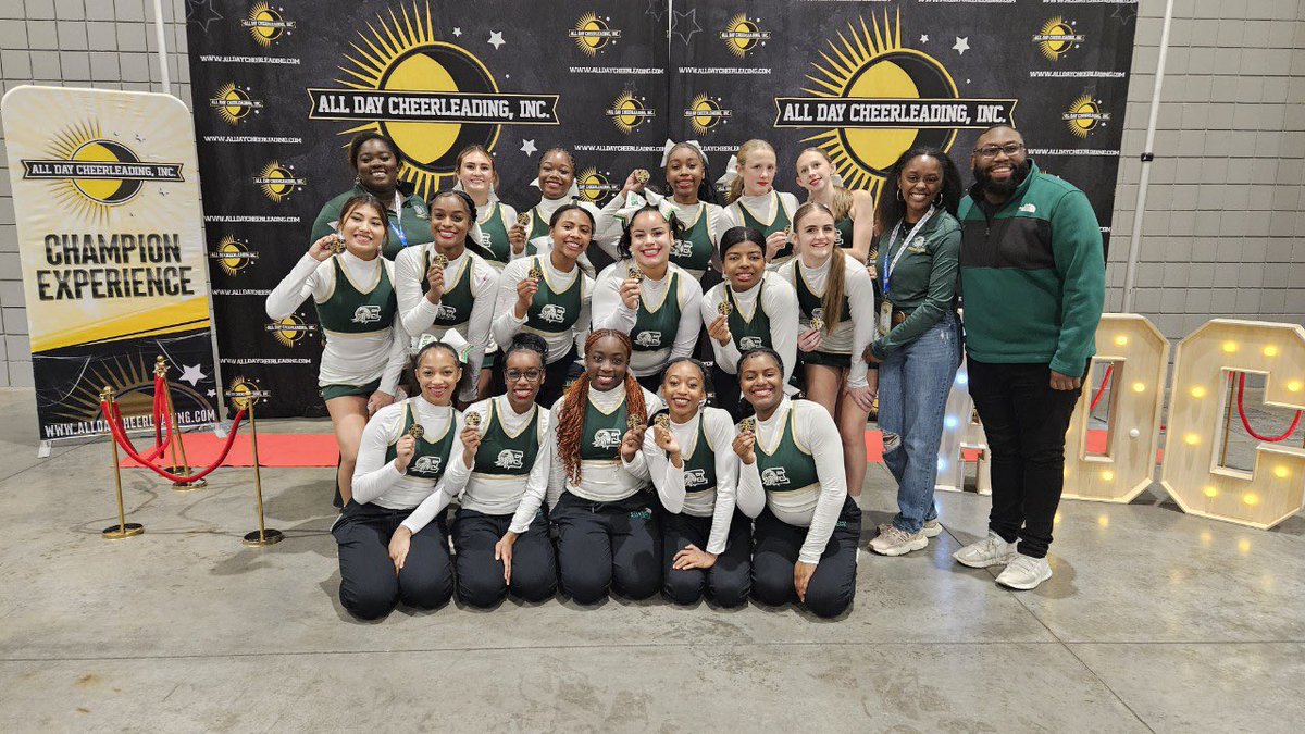 AlexJohnson2020's tweet photo. 6th in the state &amp; a no deduction routine!!!! So proud of my girls 💚💛 @EnloeHSCheer @EnloeMagnetHS https://t.co/sR83rfxh42