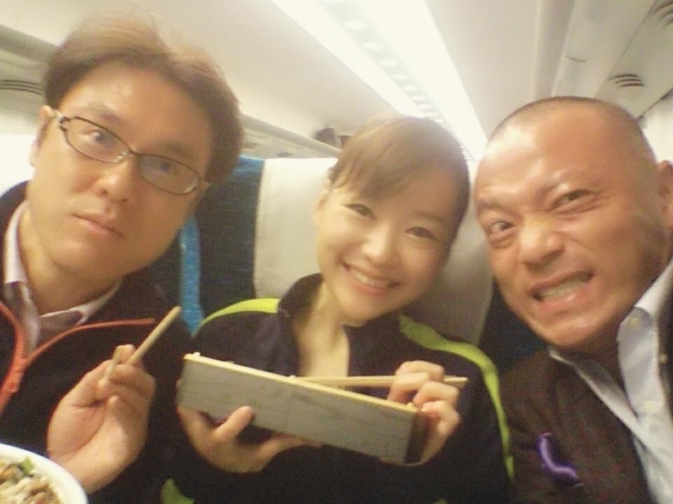 yurikaa624's tweet photo. いざ大阪へ！思い返せば9年前のCSも現地大阪取材。記者席が観客席と同じ位置で劇的な展開に吉田さんも先輩も私も叫びながらの観戦だったなあ😌

元気丸担当したてのあの頃あの感動を見たからこそ今もスポーツ取材を続けています。今年はどんな景色が待っているか。今から楽しみ！
#広島サポ大阪遠征 https://t.co/W8OyCG7HWu