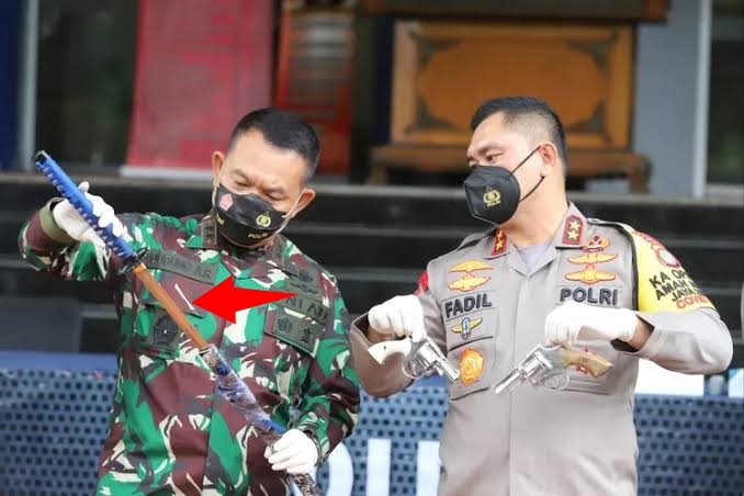 uyoktweet's tweet photo. Andai benar ini senjata yg biasa dibawa ketika mengawal, apa mungkin dibiarkan tak terawat dan karatan? 

'met ngopi pagi...

#KM50 https://t.co/etuHCyLy1J
