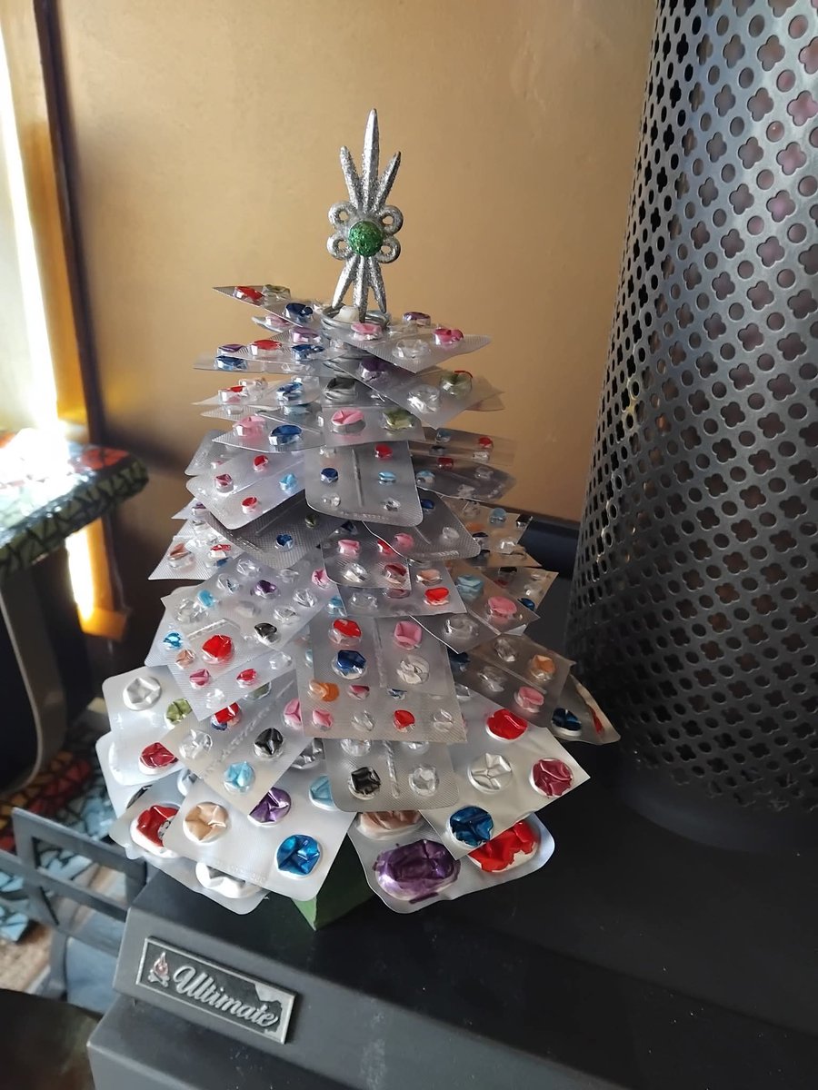 perra_amargada's tweet photo. Cuando la terapia y los chochos te vaciaron la cartera pero aún conservas el espíritu navideño https://t.co/Lu7IGZJvbL