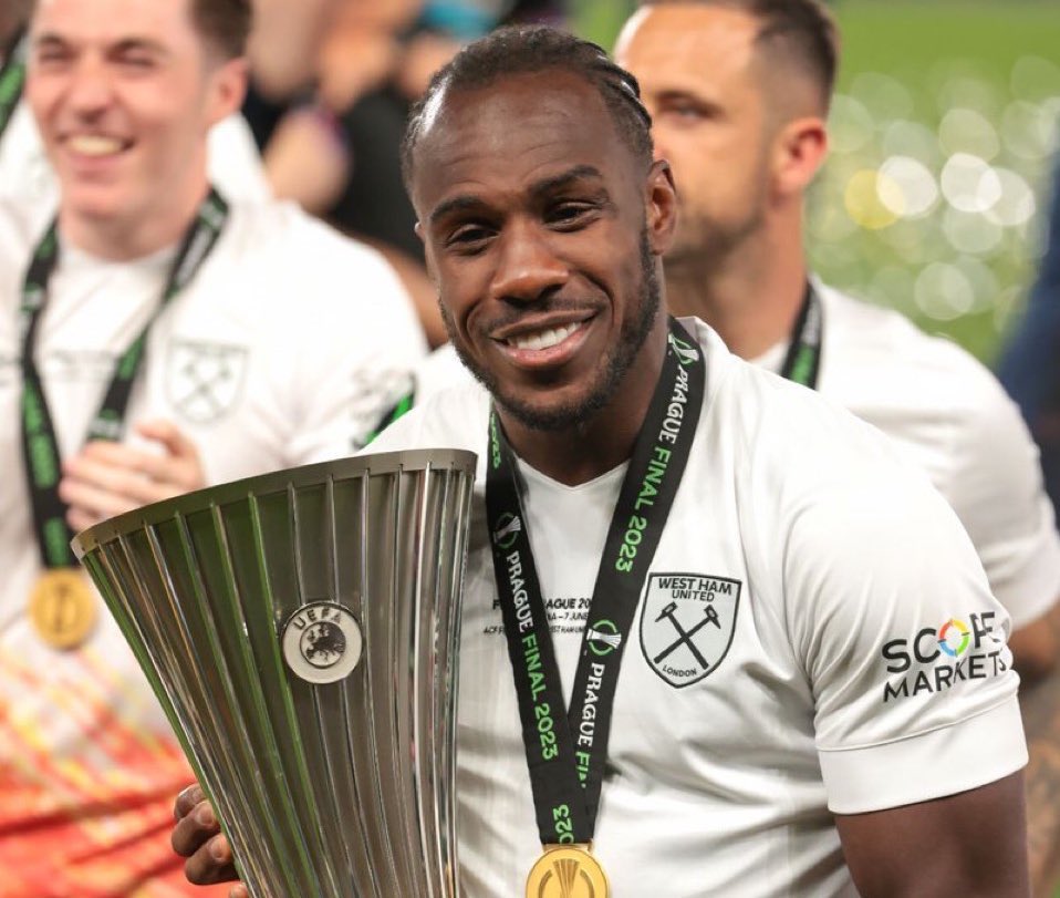 HenryTJourno's tweet photo. The man who broke records.
The man who played at right back.
The man who scored historic goals.
The man who played with a smile.
The man who brought joy to fans.
The man who won a West Ham trophy.
The man who gave his all to the club.

All my thoughts to Michail Antonio.

#WHUFC https://t.co/ABEqdQwnw3