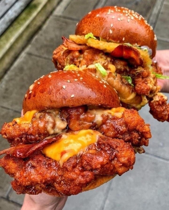 Oh my god, who wouldn't be greedy when seeing this fried chicken burger? When can I taste it?