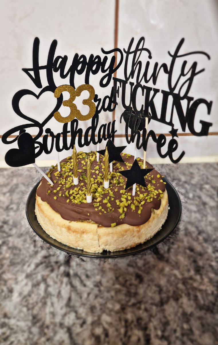 Amatory24's tweet photo. um 0 Uhr gabs noch Dubai Cheesecake für das Geburtstagskind, meinen Mann ❤️ nun haben wir wirklich genug gegessen heute 😂 #foodlyfire #FriendlyFire10 https://t.co/N985EW4TSU