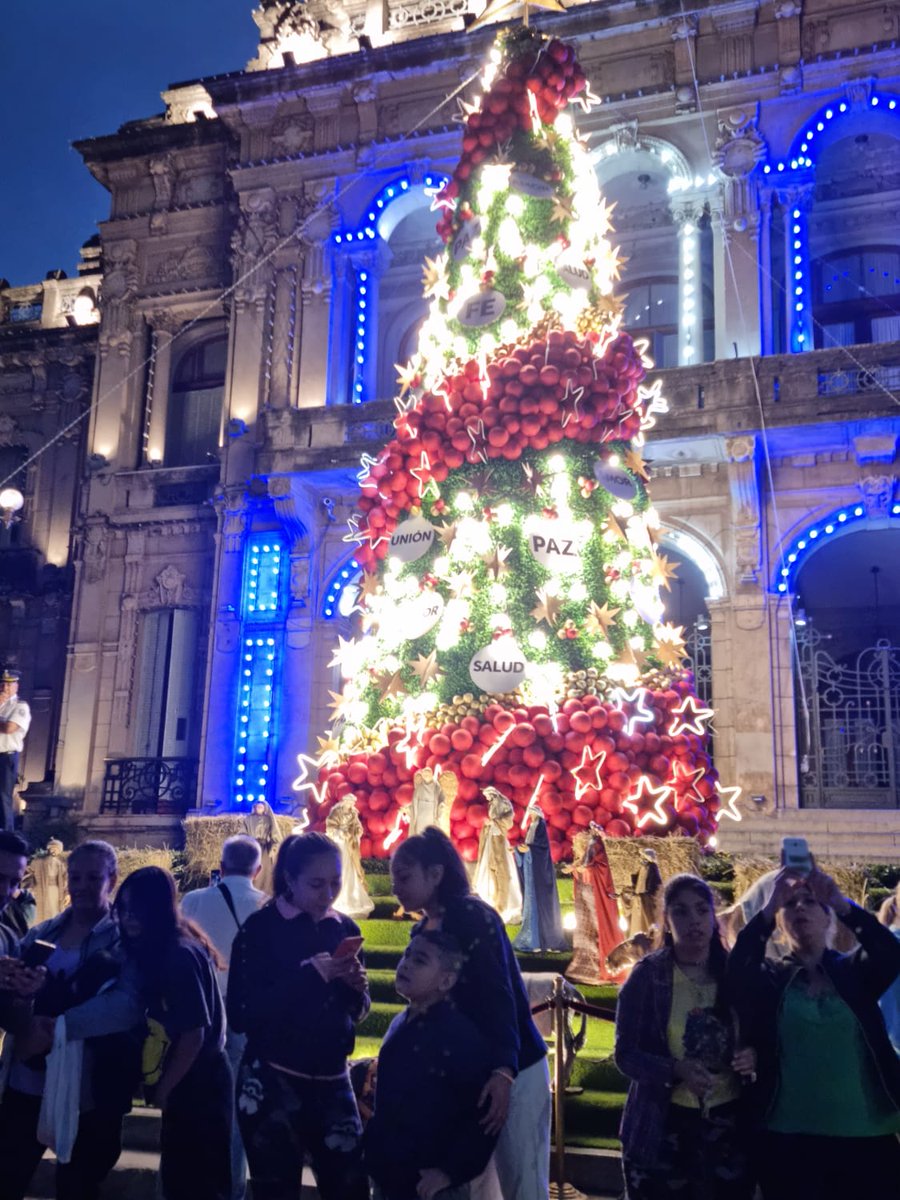 XPeriodismo's tweet photo. Diciembre ya está aquí, la Nochebuena se aproxima para dar paso a la Navidad, Tucumán está lista. El árbol de Navidad en las escalinatas de la Casa de Gobierno de la provincia https://t.co/0QiJzZ7SLD