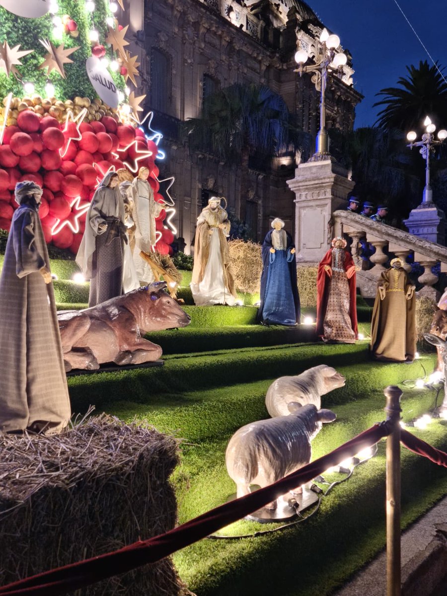 XPeriodismo's tweet photo. Diciembre ya está aquí, la Nochebuena se aproxima para dar paso a la Navidad, Tucumán está lista. El árbol de Navidad en las escalinatas de la Casa de Gobierno de la provincia https://t.co/0QiJzZ7SLD