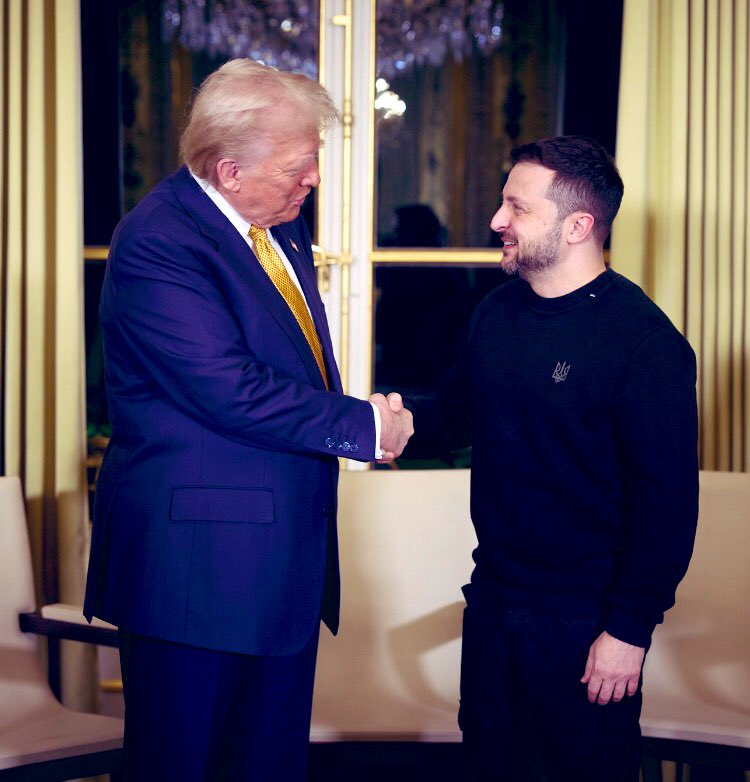 Jaksox's tweet image. Am I the only one who noted #Trump wore a Blue suit and a Yellow tie, the colors of the Ukrainian flag when meeting in #Paris with French #PresidentMacron and Ukrainian #PresidentZelenskyy? 🤔🇺🇦