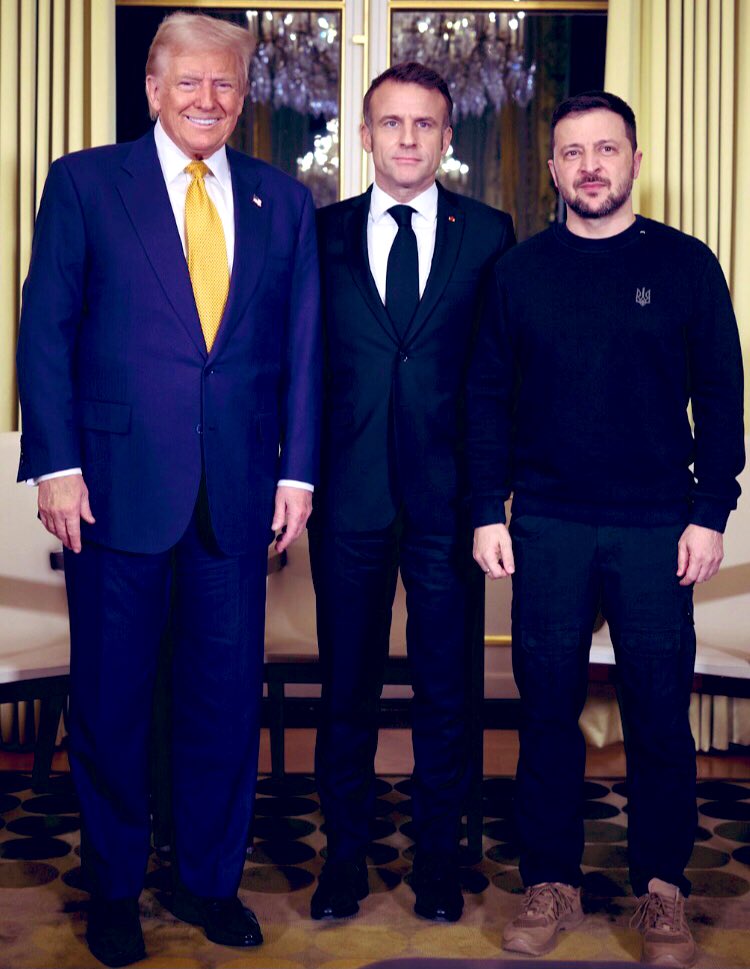 Jaksox's tweet image. Am I the only one who noted #Trump wore a Blue suit and a Yellow tie, the colors of the Ukrainian flag when meeting in #Paris with French #PresidentMacron and Ukrainian #PresidentZelenskyy? 🤔🇺🇦