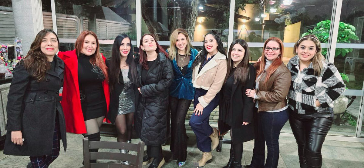 yuri1Villarreal's tweet photo. Locutoras ✨🎤📻 #MultimediosRadio https://t.co/v0yNowJu66