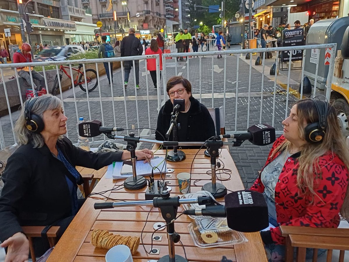 Laoncediez's tweet photo. Viviana Keegan, docente y responsable de la Diplomatura en Estudios irlandeses USAL y miembro del Consejo de AEIS, habló con @CarolinaArenes en #MundoMigrante #EnVivo desde #LaNocheDeLasLibrerías
por https://t.co/IFJW312WOU https://t.co/E1NGpEIB3o