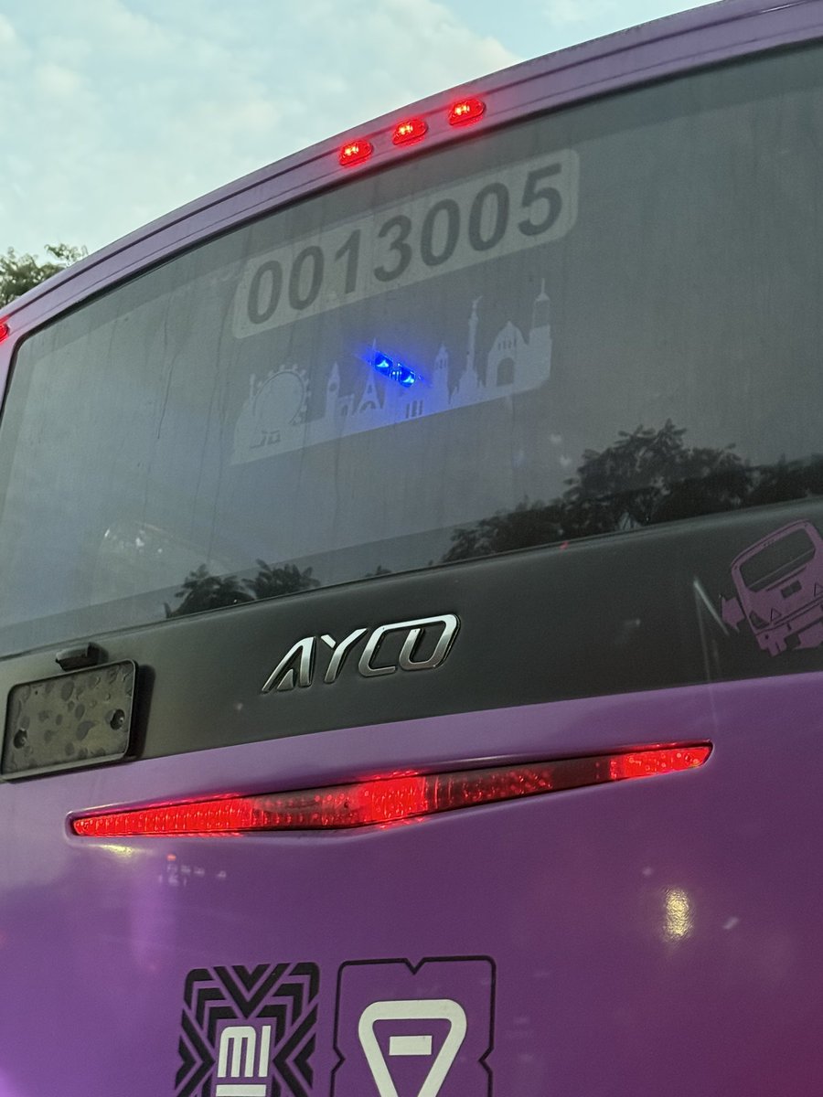BeatCab's tweet photo. Camión ruta 1 en insurgentes sin placas manejando imprudentemente estuvo en dos ocasiones para generar accidente @VialDF @SSPCMexico @MetrobusCDMX @RTP_CiudadDeMex https://t.co/G0WqD5sNoB