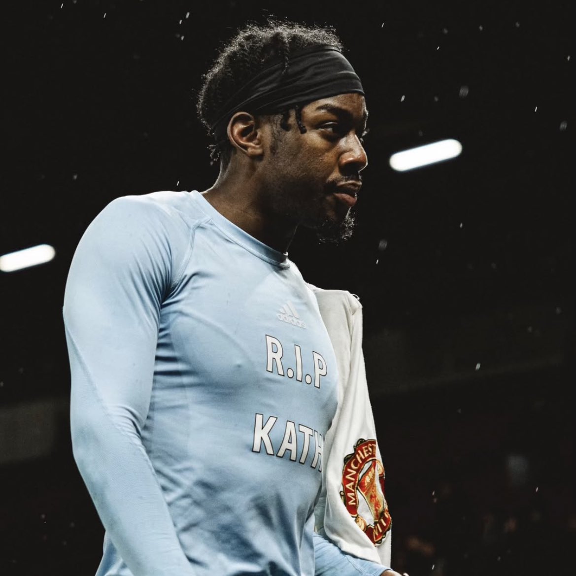StretfordPaddck's tweet photo. ❤️ Anthony Elanga had “R.I.P KATH” printed on his base layer today in tribute to Kath Phipps.

He also wore a black armband during the game and brought a wreath out along with Bruno Fernandes prior to kick-off. 👏

#MUFC https://t.co/f24IPLZS7A