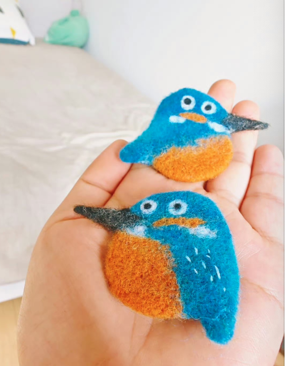 WilWoodStudio's tweet photo. Spent hours trying to capture the beauty of the Kingfisher in this felt piece. Its colors are just magical. What do you think? 🐦💙

#KingfisherLove #HandcraftedArt #NatureInspiredArt #BirdLovers #Kickstarter #FeltArt #HandcraftedBirds #Birdwatching https://t.co/6RQI8Zhq8K