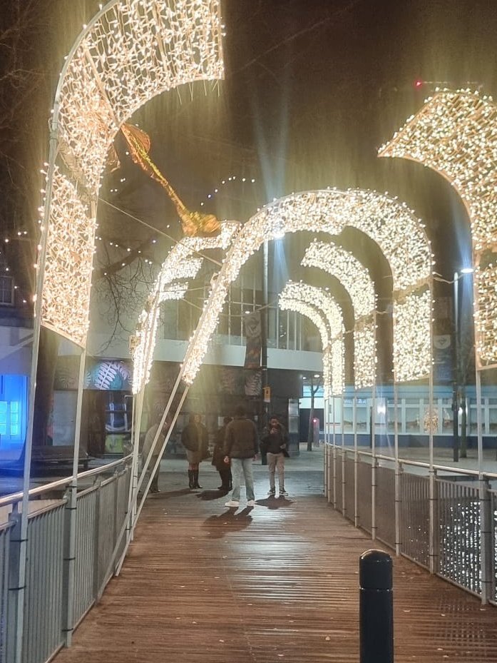 MelodyLaker's tweet photo. @WatfordCouncil  Wind has caused 3 dangerous structures in Watford centre tonight which may injure someone. See pics. Called out of hours but told unlikely much can be done on 2&amp;3.
1. Xmas lights by the parade pond detached &amp; now only held up by a live cable. https://t.co/poxrXYPadq