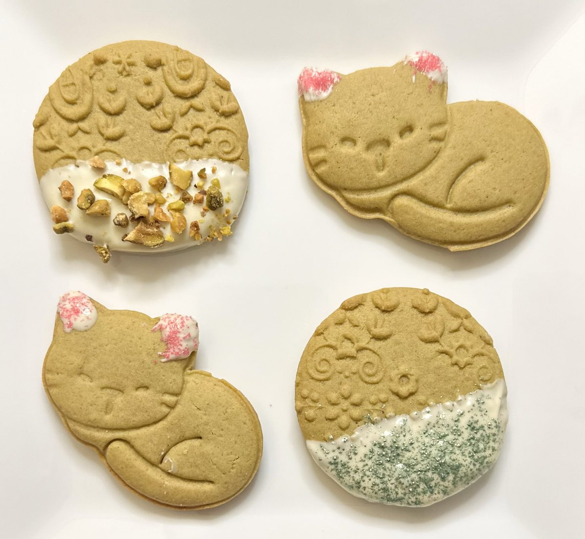 nighjonah's tweet photo. 😸🍵❄️☃️Caturday Bake: Matcha Gingerbread, White Chocolate, and Pistachio. Swipe for inspo. #caturday #cat #bakingit #dessert #holiday #saturday #homebaker #gingerbread #chocolate #cookies https://t.co/laOsAhOirQ