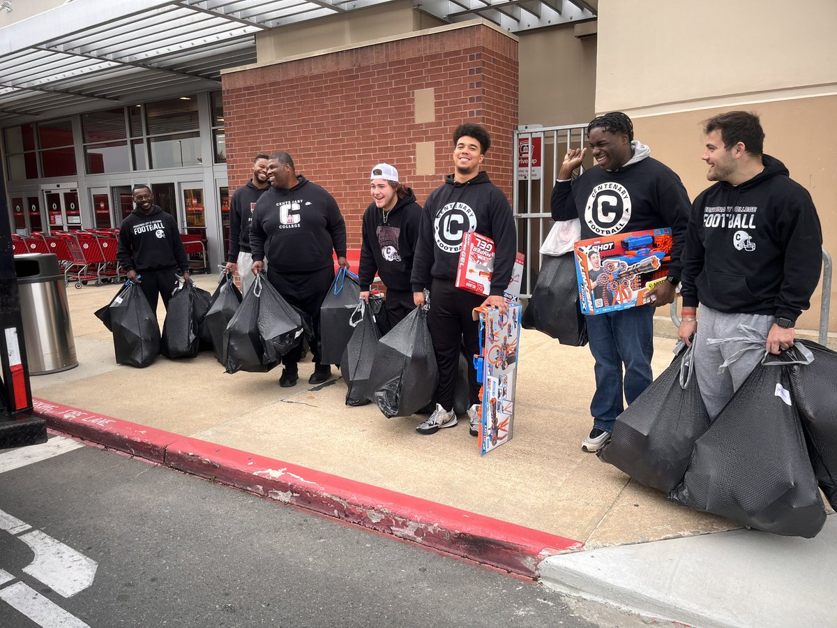 Gents_Football's tweet photo. Service Saturday.
It was an honor to support the Volunteers of America North Louisiana during their Shop with a DOC event.
https://t.co/CX1pQqfbKP
#NowWeGo
#GoGentsShreveport
#championcode
#VOAnorthlouisiana https://t.co/KiKJ6q5pgn