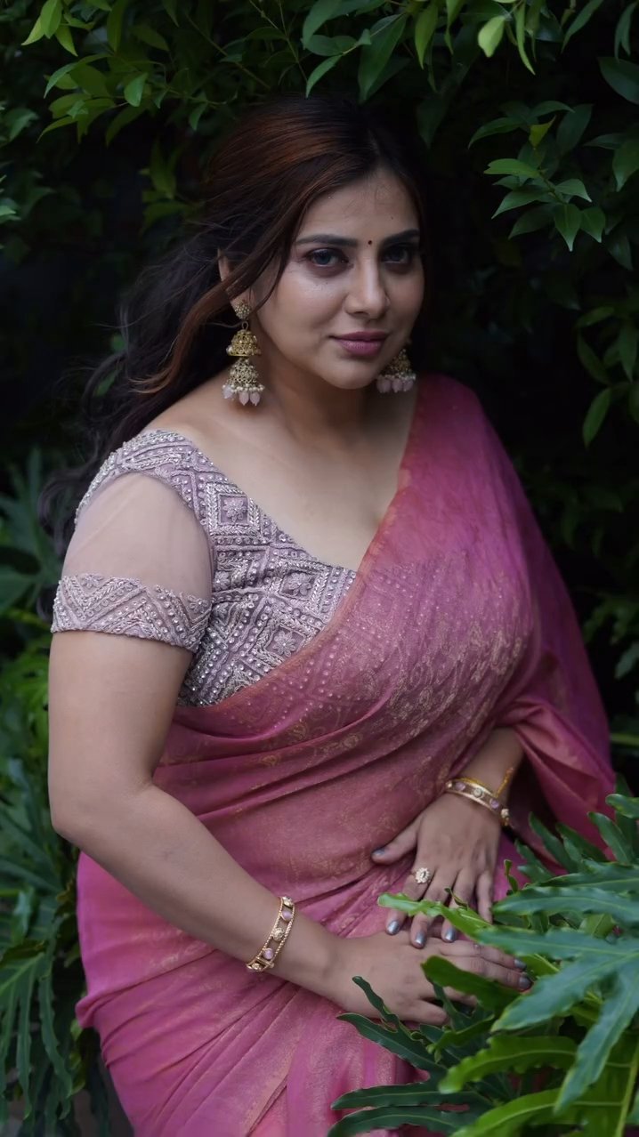 Image Anna Rajan hot photos | iiQ8 Mallu Aunty Anna Rashmi Rajan