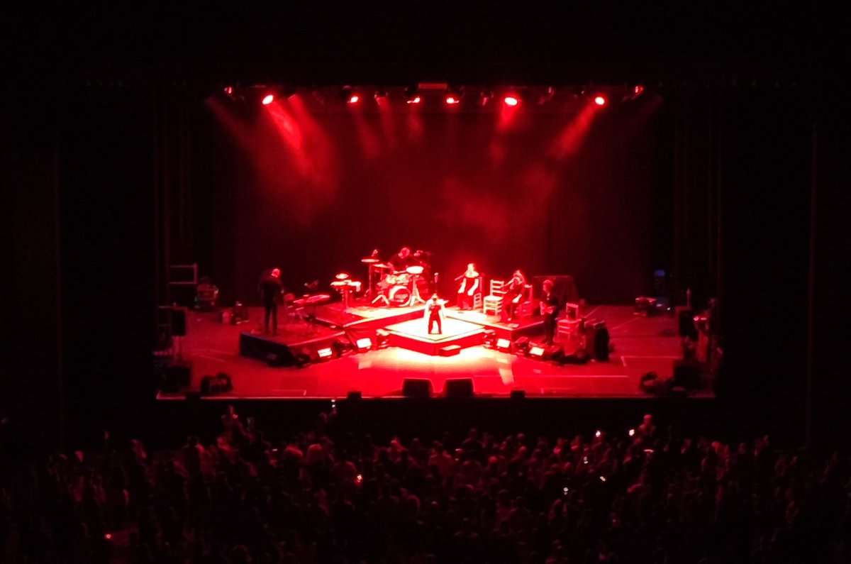 Ballmann94's tweet photo. Con la sonrisa en la cara y el corazón llenito hemos salido del concierto. Gracias por el arte, @MariaPelaeMusic. Has sido un espectáculo, como siempre. Vuelve pronto, Sevilla te quiere 💚 https://t.co/Ctj0pb6LdW