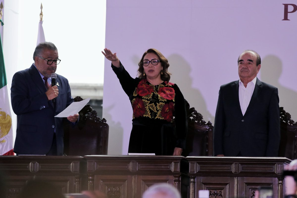 Adolfo_Cerqueda's tweet photo. Quiero felicitar a mi compañera @azucenacisneros, por rendir protesta como la próxima Presidenta Municipal Constitucional de #Ecatepec. Estoy seguro que, con tu visión y liderazgo, vendrá un nuevo rumbo para este gran municipio, además de reiterarte que estoy listo, para seguir haciendo un gran equipo por el #bienestar de nuestros municipios.