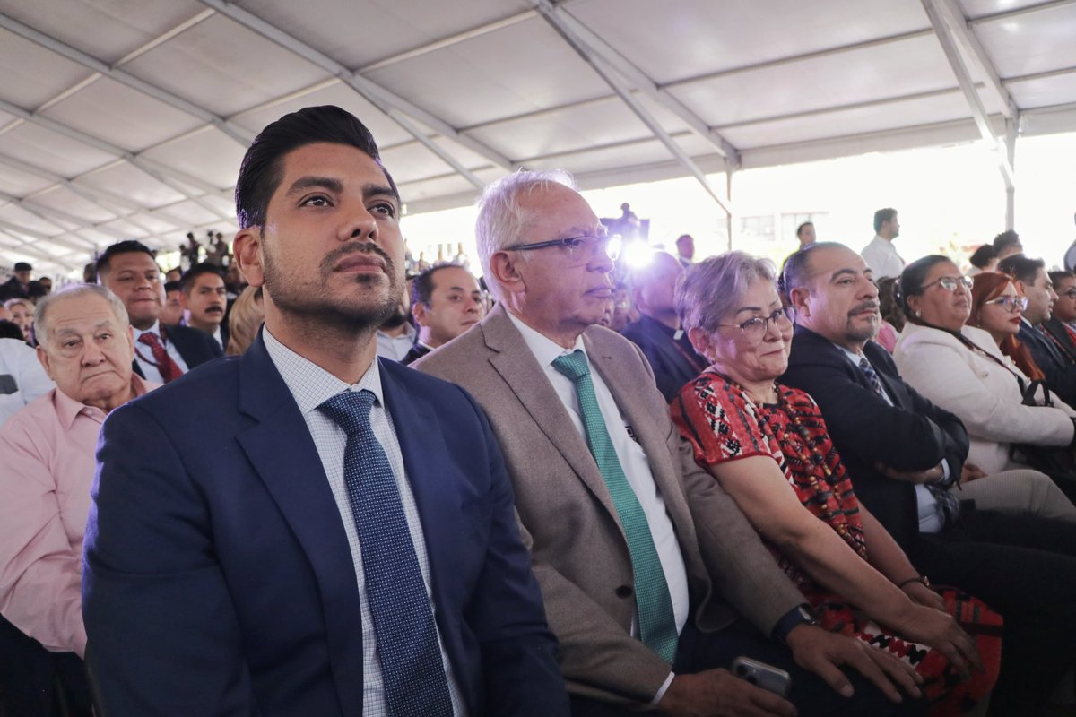 Adolfo_Cerqueda's tweet photo. Quiero felicitar a mi compañera @azucenacisneros, por rendir protesta como la próxima Presidenta Municipal Constitucional de #Ecatepec. Estoy seguro que, con tu visión y liderazgo, vendrá un nuevo rumbo para este gran municipio, además de reiterarte que estoy listo, para seguir haciendo un gran equipo por el #bienestar de nuestros municipios.
