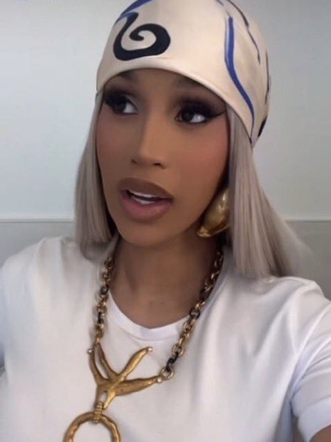 theediorbardi's tweet photo. Nicki Minaj wanna be Cardi B so bad😭 https://t.co/11VncD0kE5