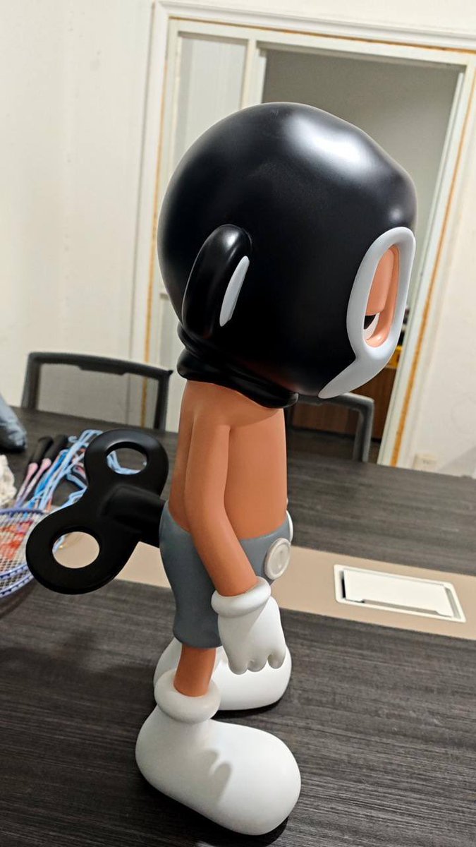 Rafsby's tweet image. These Beasts are 27.5inch or 70cm tall.
The same size as a Bearbrick 1000%👌
All Beasts are more than just a colorway though.. this is quite a bit more extraordinary in terms of difficulty, precision and material.🙏
They belong in galleries and homes everywhere… let’s do it.👍