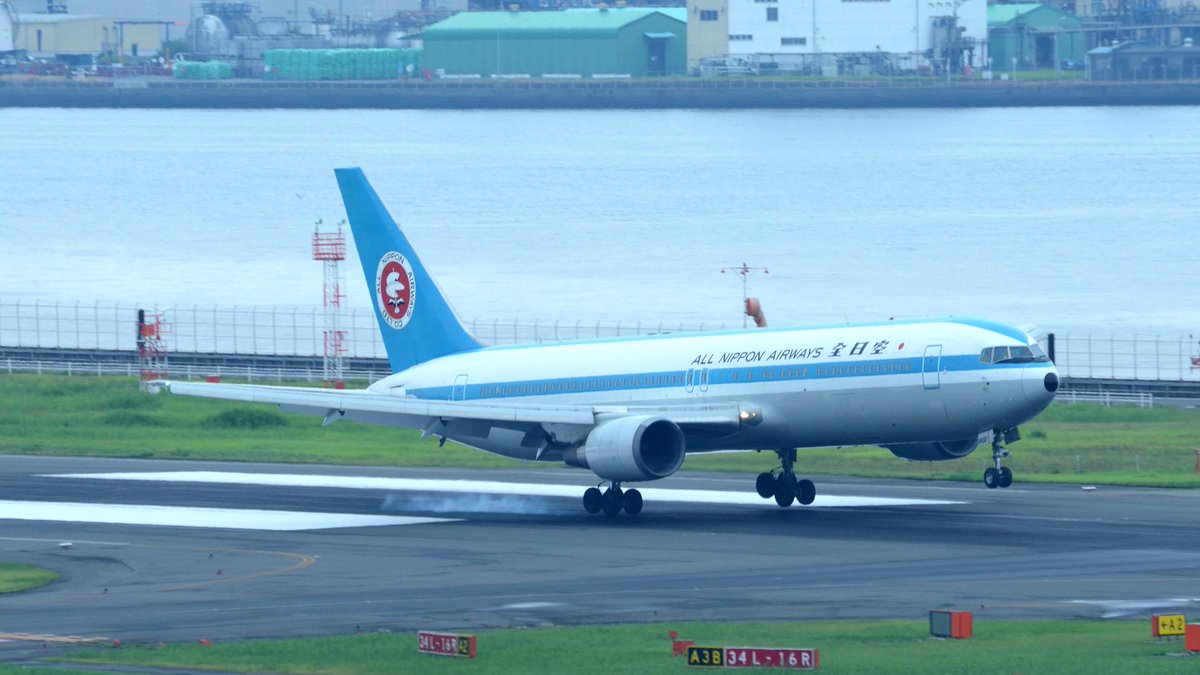 H55716560's tweet photo. #みんなで開催するB767展覧会
既掲で良ければ。
2013/8/25 羽田空港にて。(Nikon D600)
#ANA
#JA602A https://t.co/bv1OYG6vxz