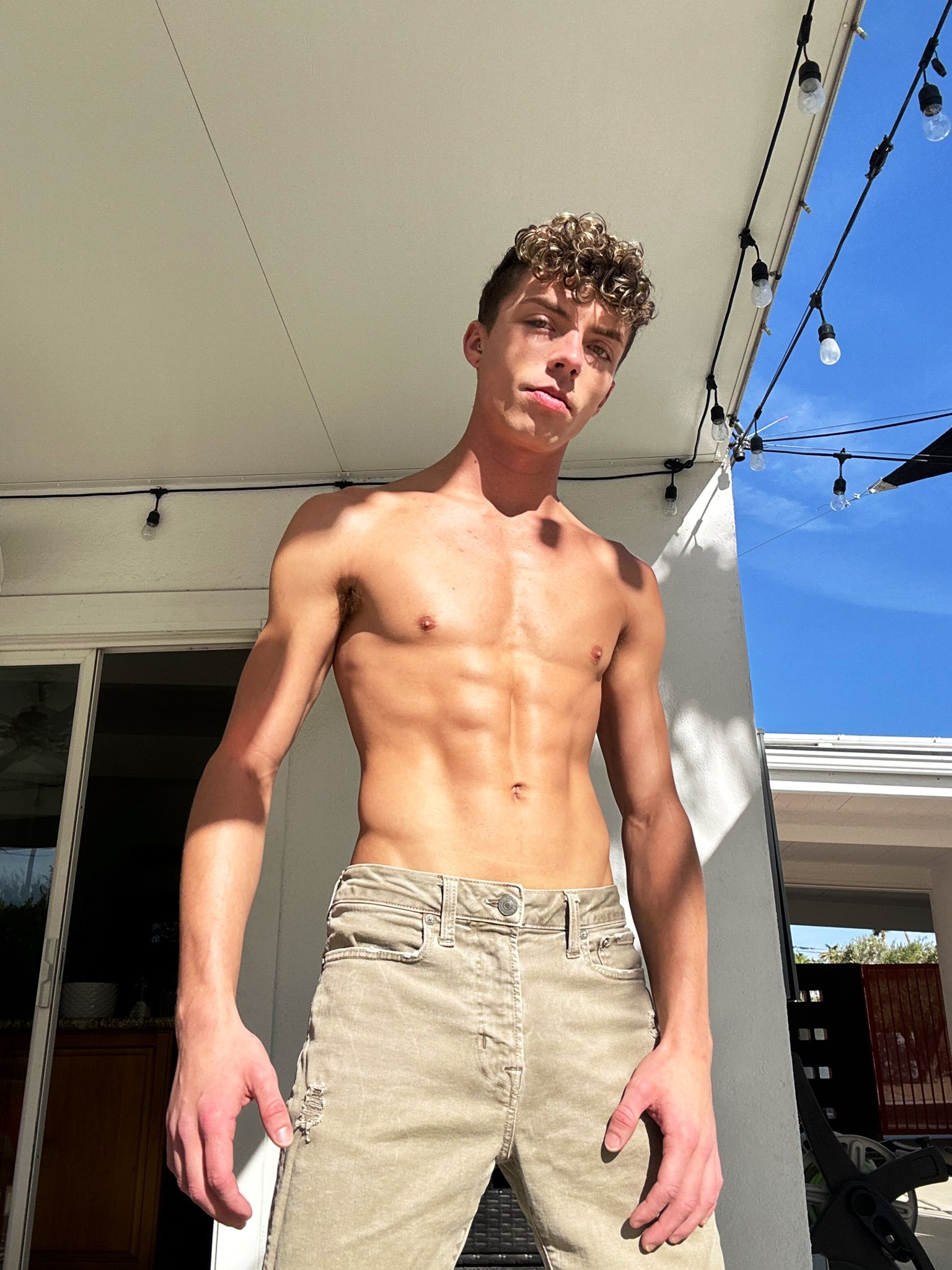What's new? 😼 https://t.co/lEIrhFghy4