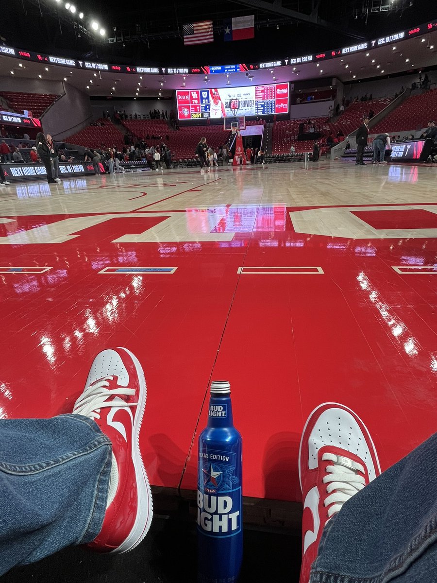 AdamJWexler's tweet photo. The @UHCougarMBK dominate Butler, 79-51. Thanks @silvereagledist @budlight - great sitting courtside with winners Josh &amp; Cameron. https://t.co/mQUBTJIRLl