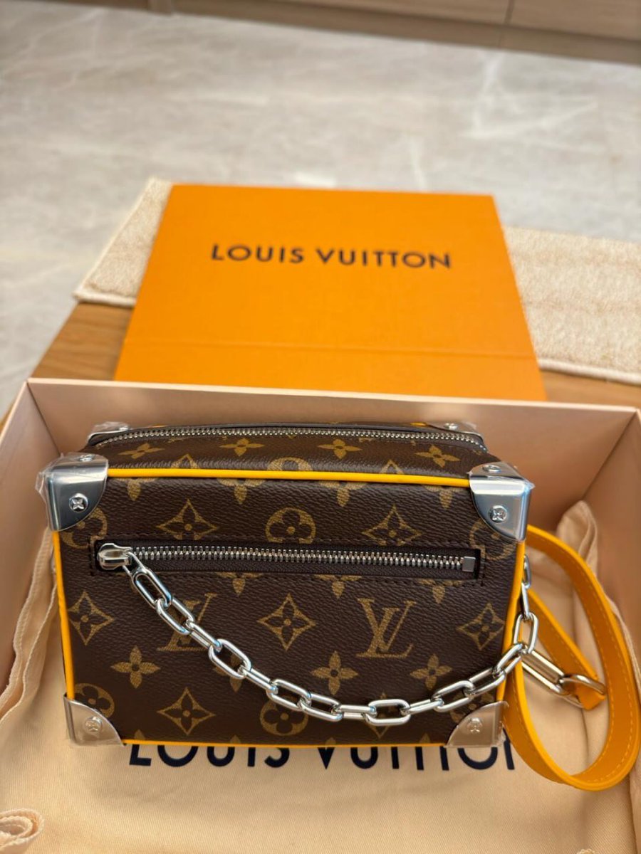 RoseoosseAy's tweet photo. Shopping #LouisVuitton https://t.co/uzu5ts3XaP