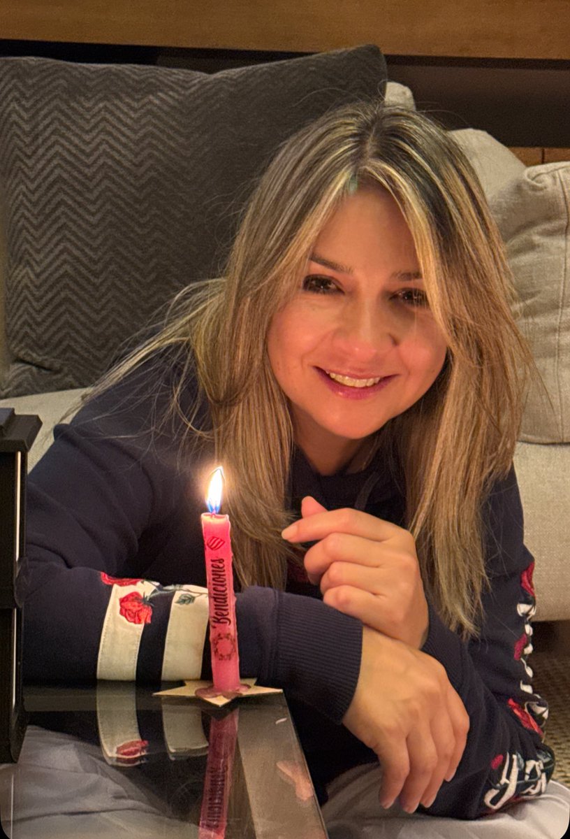VickyDavilaH's tweet photo. Una luz y mucha protección para todos. Colombia necesita más que nunca que estemos unidos y luchemos con fe para sacar a nuestros hijos y a nuestro bello país adelante.

Que la luz llegue también a todos los soldados y policías de Colombia, muy especialmente a quienes están en la zonas más apartadas y peligrosas cuidándonos y a sus familias que los esperan. Que estén cobijados con la bendición de Dios. 

Feliz noche de las velitas