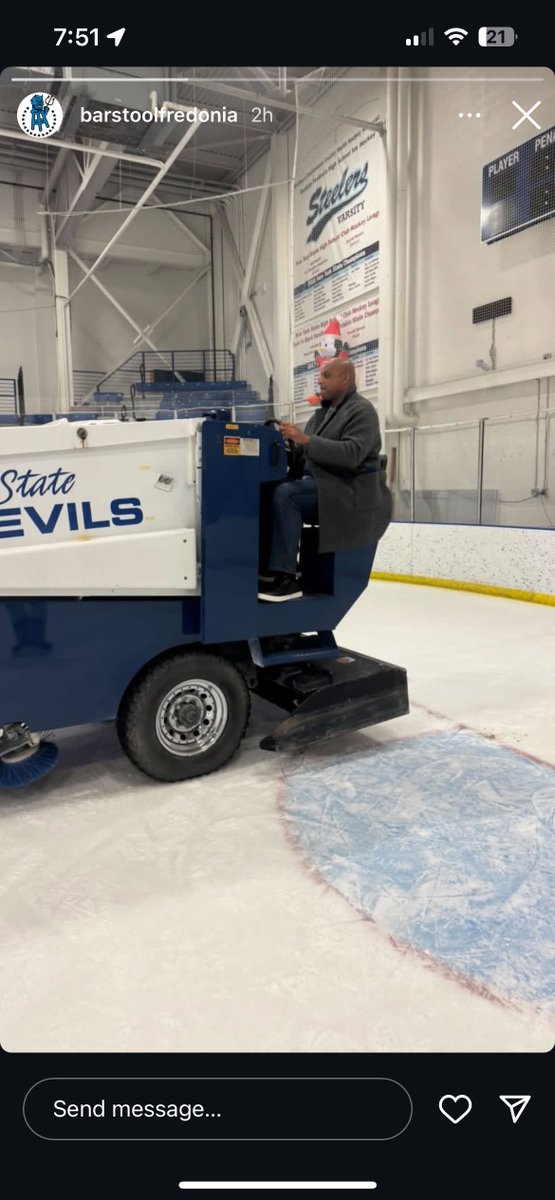 DIIIHockeyNews's tweet photo. Charles Barkely = Zamboni Driver

@FredBlueDevsHky @FredBlueDevils @D3Direct @MYHockeyRanking 

Via @BarstoolFred https://t.co/Wy1wQTMb5l