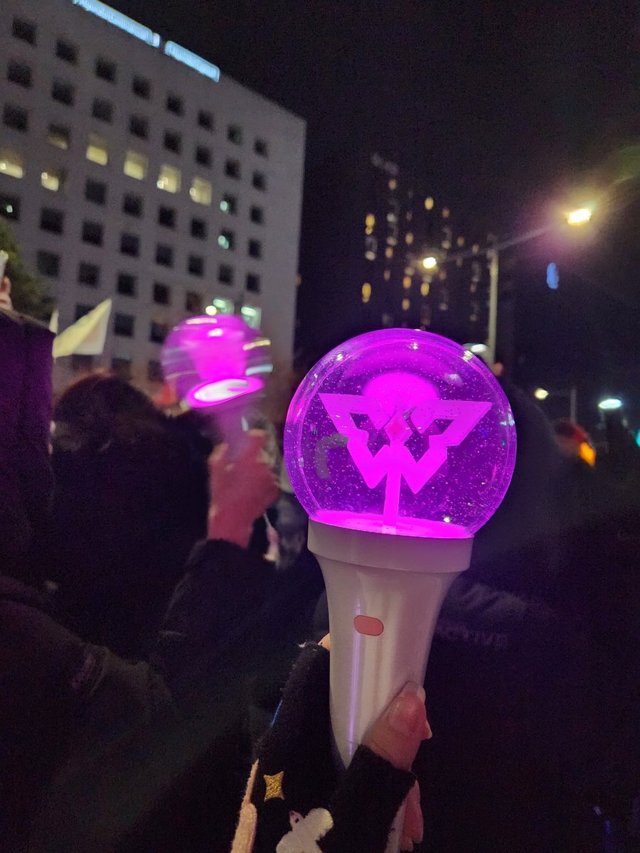 BaekYul3D's tweet photo. 어제 니아봉 들고 탄핵시위 갔는데.....
행진하다보니 대열이 이리저리 바뀌다가 갑자기 옆자리에 같은 니아봉 들고계신 분 만났다🥹🥹🥹 너무 반가웠음..... https://t.co/QPxuKSJWNJ