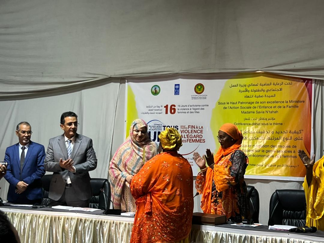 adamcoulibaly8's tweet photo. Remise de distinctions à la Ministre de l'Action Sociale, Enfant et Famille 🇲🇷 et au @PNUDMauritanie lors de la Conférence Débat 16 jours d'activisme #stopVBG 💪💪 #Associationfemmesactiondeveloppement 🇲🇷 https://t.co/Ujy0VlNK4N