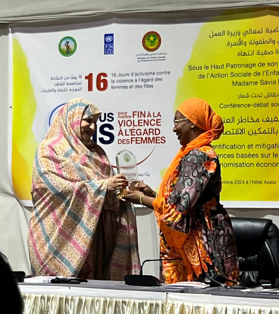 adamcoulibaly8's tweet photo. Remise de distinctions à la Ministre de l'Action Sociale, Enfant et Famille 🇲🇷 et au @PNUDMauritanie lors de la Conférence Débat 16 jours d'activisme #stopVBG 💪💪 #Associationfemmesactiondeveloppement 🇲🇷 https://t.co/Ujy0VlNK4N